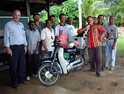Afscheid van het personeel in Nickerie: van links naar rechts: Klaas van Dijk, de heer Vriend, Islam, Toemino, Ernest, Pono, Koesno, Henriette met het baasje, Freddy, Benjol en Hendrik